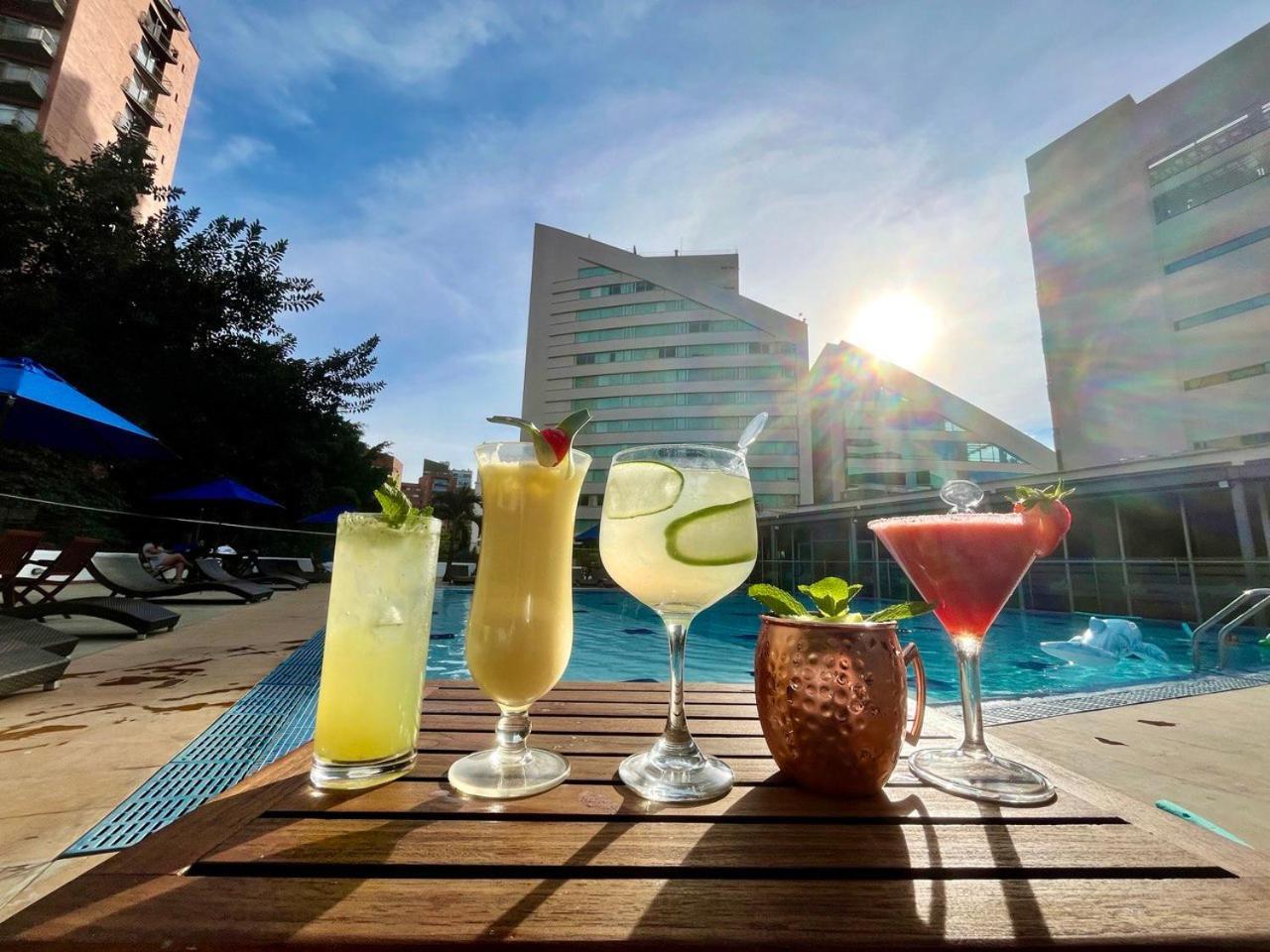 Hotel San Fernando Plaza Medellín Exterior foto Cocktails at the pool