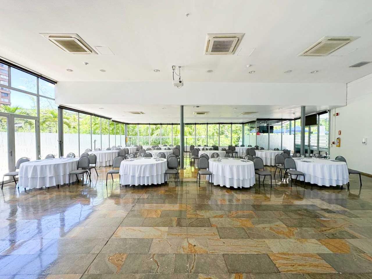 Hotel San Fernando Plaza Medellín Exterior foto The interior of the restaurant